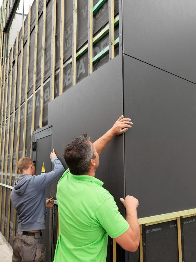 Fachkräfte bei der Montage großformatiger Fassadenplatten