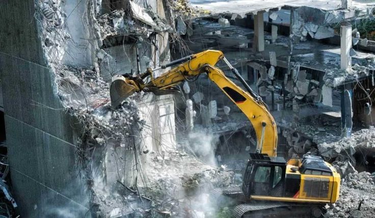 Minibagger bei Abbrucharbeiten auf engem Raum – KRAFT Dienstleistung & Service GmbH