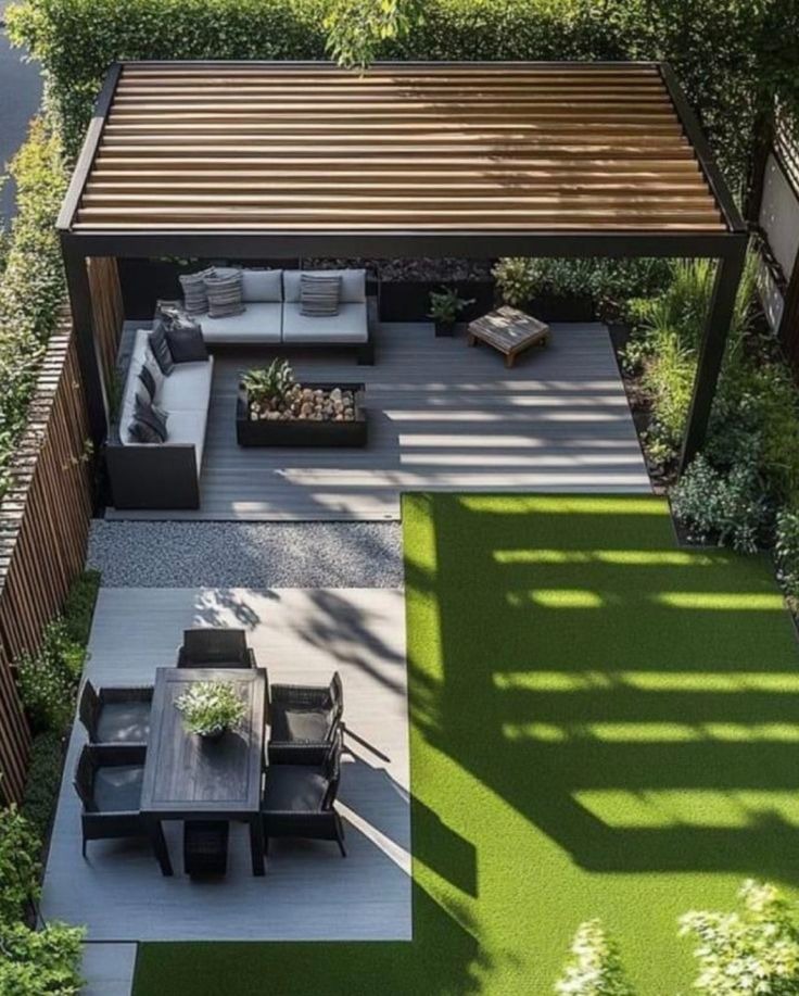 Modern gestaltete Terrasse mit Pergola, Sitzbereich und Gartenanlage